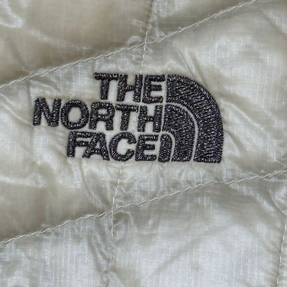 The North Face Women's Light Gray Puffer Jacket - Picture 7 of 10